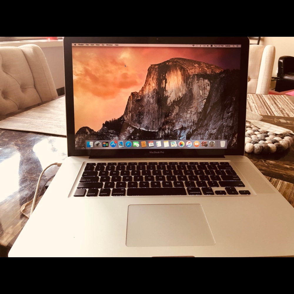COPY - MacBook 15 inches 2010 in great condition